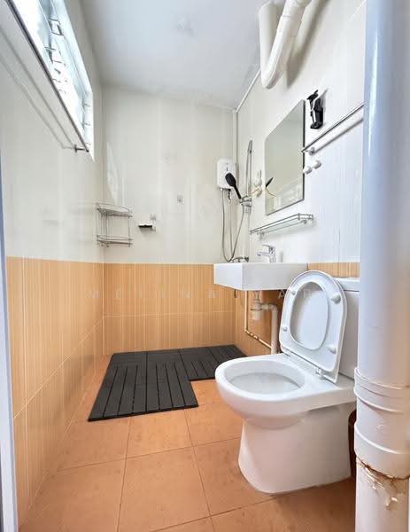 233 Serangoon Avenue 3, 233 Serangoon Avenue 3, Hougang / Punggol / Sengkang, 3 Bedrooms, 904 sqft, HDB Flat For Sale, by Melina Yap, 500178277 - Bathroom - PropertyGuru.com.sg