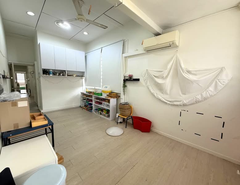 Rare Freehold Landed Home | Huge Space | Renovation Potential, , 5 Bedrooms, 4,386 sqft, Semi-Detached House For Sale, by Emeline Cheng, 500178369 - Interior - PropertyGuru.com.sg