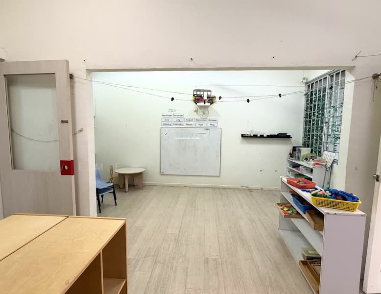 Rare Freehold Landed Home | Huge Space | Renovation Potential, , 5 Bedrooms, 4,386 sqft, Semi-Detached House For Sale, by Emeline Cheng, 500178369 - Interior - PropertyGuru.com.sg