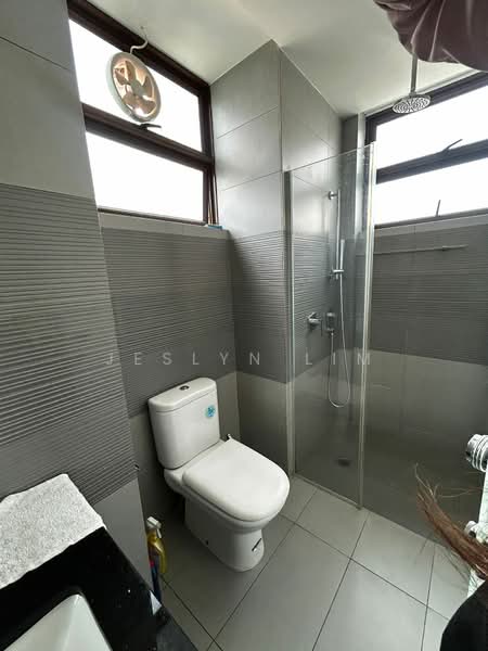 Philips avenue, Philips Avenue, 6 Bedrooms, 4,329 sqft, Semi-Detached House For Sale, by Jeslyn Lim, 500178374 - Bathroom - PropertyGuru.com.sg
