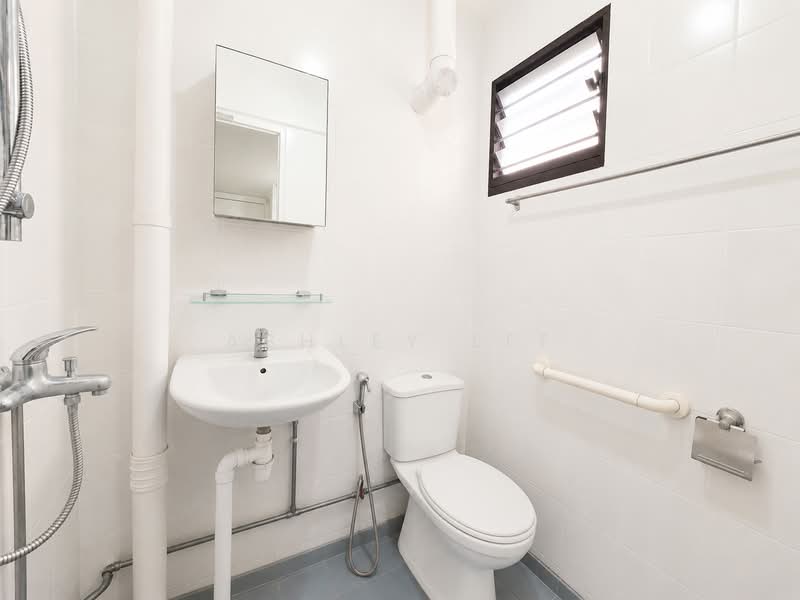 332 Ang Mo Kio Avenue 1, 332 Ang Mo Kio Avenue 1, 2 Bedrooms, 883 sqft, HDB Flat For Sale, by Ashley Lee, 500178402 - Bathroom - PropertyGuru.com.sg