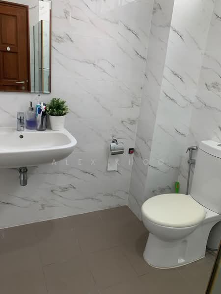 Freehold Landed @ Clementi Gardens, clementi crescent, 4 Bedrooms, 2,863 sqft, Terraced House For Sale, by Alex Khoo, 500178413 - Bathroom - PropertyGuru.com.sg