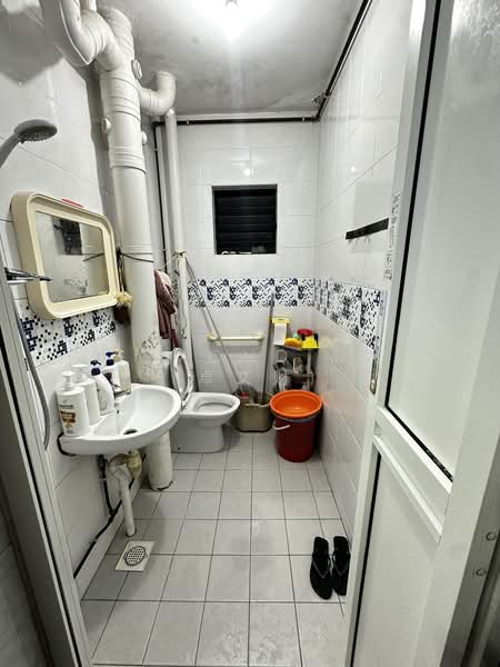 248 Bukit Batok East Avenue 5, 248 Bukit Batok East Avenue 5, 2 Bedrooms, 785 sqft, HDB Flat For Sale, by Desmond Toh (卓文财), 500178431 - Bathroom - PropertyGuru.com.sg