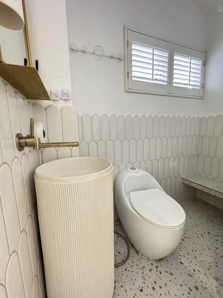 281 Bukit Batok East Avenue 3, 281 Bukit Batok East Avenue 3, 2 Bedrooms, 947 sqft, HDB Flat For Rent, by Jessica Lim, 500178444 - Bathroom - PropertyGuru.com.sg