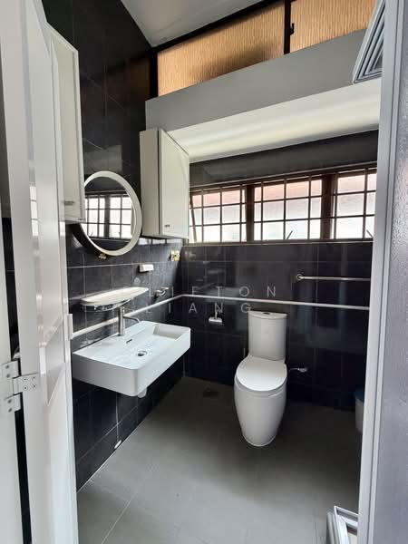 Thomson Hill Estate, 51 Thomson Terrace, 4 Bedrooms, 3,000 sqft, Semi-Detached House For Rent, by Clifton Liang, 500178463 - Bathroom - PropertyGuru.com.sg