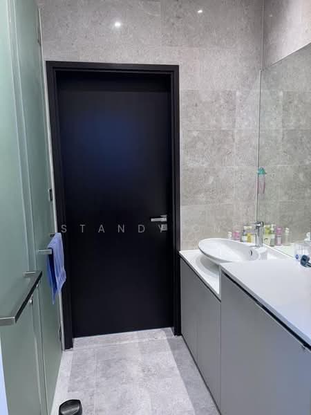 The Hillier, 6 Hillview Rise, 1 Bedroom, 624 sqft, Condominium For Rent, by Standy Ong, 500178476 - Two way Bathroom - PropertyGuru.com.sg