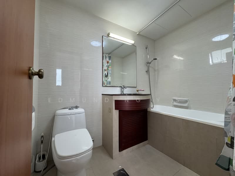 Spring Grove, 53 Grange Road, 5 Bedrooms, 1,012 sqft, Condominium For Rent, by Edmund Ng Y S, 500178490 - Bathroom - PropertyGuru.com.sg