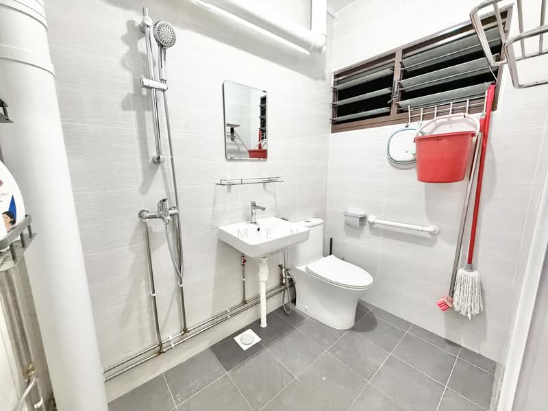 860 Woodlands Street 83, 860 Woodlands Street 83, 3 Bedrooms, 1,141 sqft, HDB Flat For Sale, by Carmen Ho, 500178496 - Bathroom - PropertyGuru.com.sg