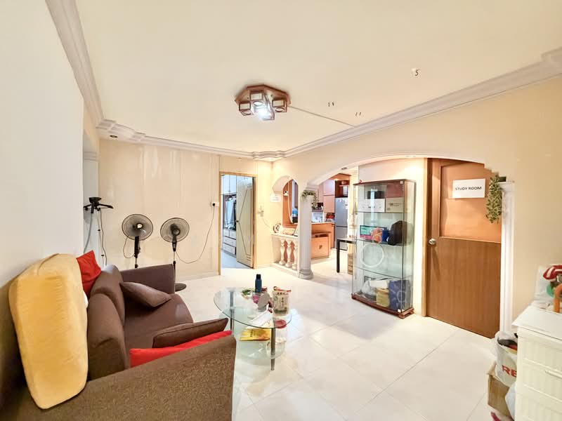 860 Woodlands Street 83, 860 Woodlands Street 83, 3 Bedrooms, 1,141 sqft, HDB Flat For Sale, by Carmen Ho, 500178496 - Living Room - PropertyGuru.com.sg