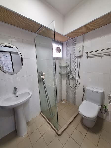 166A Yung Kuang Court, 166A Yung Kuang Road, 3 Bedrooms, 1,001 sqft, HDB Flat For Sale, by Melissa Ng S L, 500178510 - Bathroom - PropertyGuru.com.sg