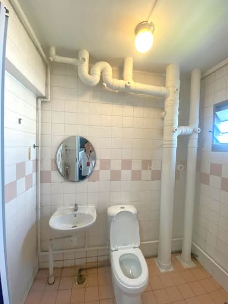 668D Jurong West Street 64, 668D Jurong West Street 64, 3 Bedrooms, 969 sqft, HDB Flat For Rent, by Steven Choo, 500178515 - Bathroom - PropertyGuru.com.sg