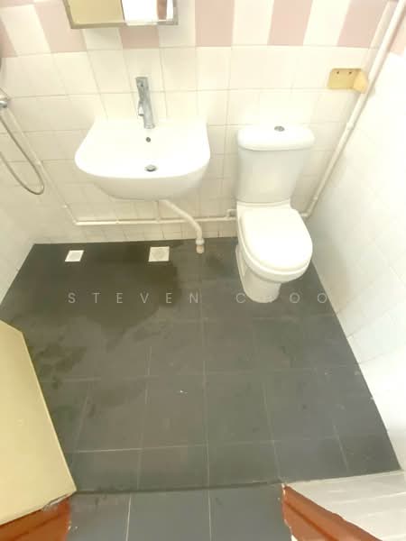 668D Jurong West Street 64, 668D Jurong West Street 64, 3 Bedrooms, 969 sqft, HDB Flat For Rent, by Steven Choo, 500178515 - Bathroom - PropertyGuru.com.sg