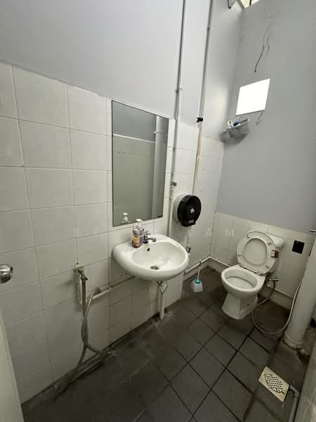 Enterprise Hub, 48 Toh Guan Road East, Boon Lay / Jurong / Tuas, 2,000 sqft, Factory / Workshop (B2) For Rent, by Stacy Lam, 500178516 - Bathroom - CommercialGuru.com.sg