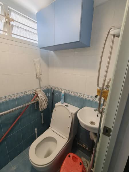 4 Holland Close, 4 Holland Close, 3 Bedrooms, 700 sqft, HDB Flat For Rent, by Wang Xing, 500178520 - Bathroom - PropertyGuru.com.sg