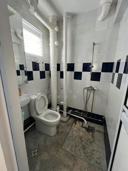 102 Jurong East Street 13, 102 Jurong East Street 13, Boon Lay / Jurong / Tuas, 2 Bedrooms, 732 sqft, HDB Flat For Sale, by Godfrey Chan, 500178554 - Bathroom - PropertyGuru.com.sg
