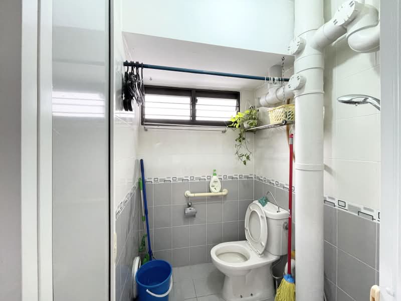 212 Ang Mo Kio Avenue 3, 212 Ang Mo Kio Avenue 3, 2 Bedrooms, 721 sqft, HDB Flat For Rent, by Adam Peh, 500178583 - Bathroom - PropertyGuru.com.sg