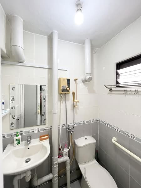 212 Ang Mo Kio Avenue 3, 212 Ang Mo Kio Avenue 3, 2 Bedrooms, 721 sqft, HDB Flat For Rent, by Adam Peh, 500178583 - Bathroom - PropertyGuru.com.sg