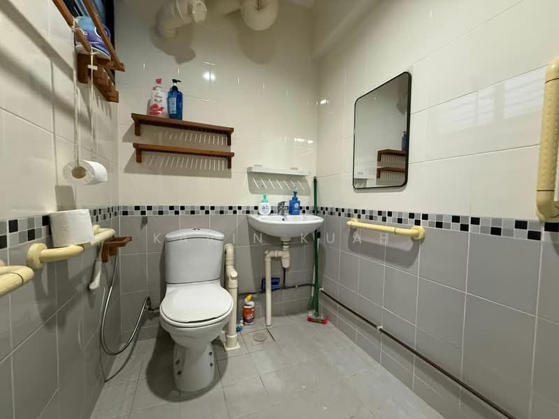 925 Tampines Street 91, 925 Tampines Street 91, 2 Bedrooms, 786 sqft, HDB Flat For Sale, by Kavin Kuah, 500178595 - Bathroom - PropertyGuru.com.sg