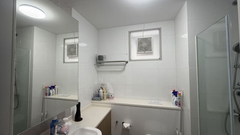 Heron Bay, 63 Upper Serangoon View, 3 Bedrooms, 1,033 sqft, Executive Condominium For Sale, by Lynn Lim, 500178609 - Bathroom - PropertyGuru.com.sg