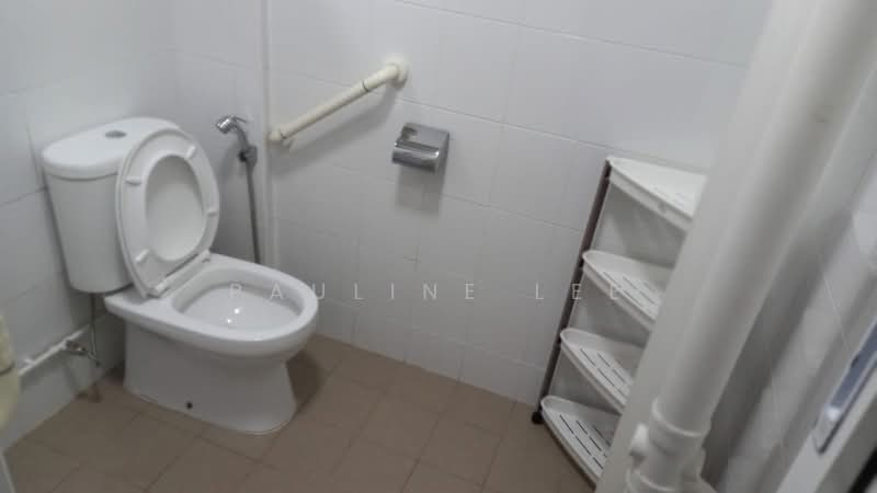 208 Bukit Batok Street 21, 208 Bukit Batok Street 21, Room Rental, 90 sqft, HDB Flat For Rent, by Pauline Lee, 500178629 - Bathroom - PropertyGuru.com.sg