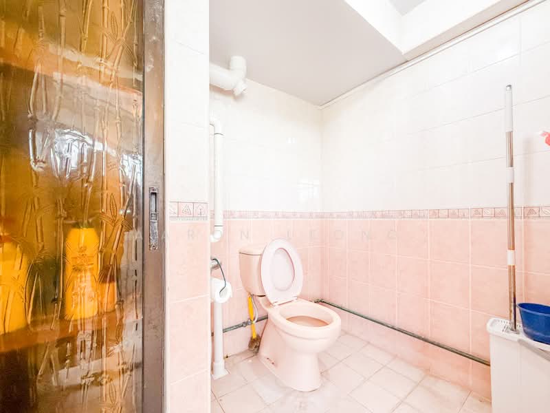 1km to Rulang Primary, Near Mrt, Rare Spacious 5 Room Flat, , 3 Bedrooms, 1,291 sqft, HDB Flat For Sale, by Aaron Leong, 500178678 - Bathroom - PropertyGuru.com.sg
