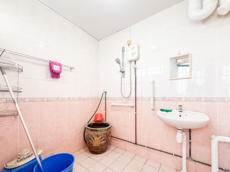 1km to Rulang Primary, Near Mrt, Rare Spacious 5 Room Flat, , 3 Bedrooms, 1,291 sqft, HDB Flat For Sale, by Aaron Leong, 500178678 - Bathroom - PropertyGuru.com.sg