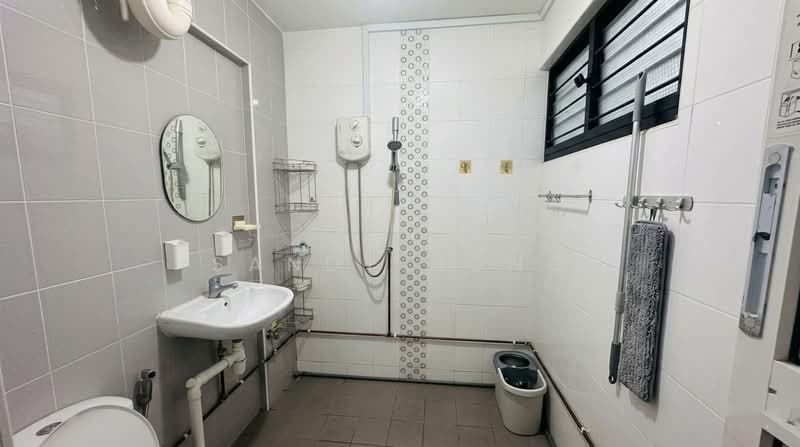 461 Jurong West Street 41, 461 Jurong West Street 41, 3 Bedrooms, 1,302 sqft, HDB Flat For Sale, by Sandy Hong, 500178681 - Bathroom - PropertyGuru.com.sg