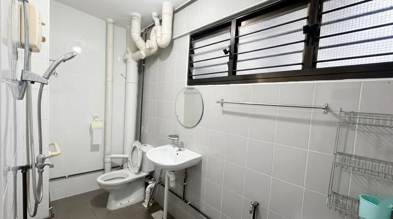 461 Jurong West Street 41, 461 Jurong West Street 41, 3 Bedrooms, 1,302 sqft, HDB Flat For Sale, by Sandy Hong, 500178681 - Bathroom - PropertyGuru.com.sg