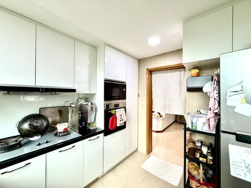 The Quintet, 44 Choa Chu Kang Street 64, 3 Bedrooms, 1,302 sqft, Condominium For Sale, by Ricky Teo, 500178687 - Kitchen with fridge, oven and microwave - PropertyGuru.com.sg