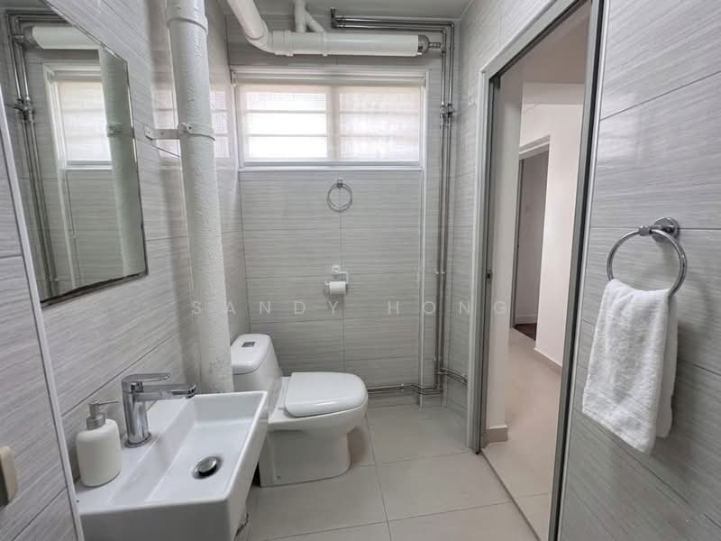 241 Jurong East Street 24, 241 Jurong East Street 24, 2 Bedrooms, 731 sqft, HDB Flat For Sale, by Sandy Hong, 500178701 - Bathroom - PropertyGuru.com.sg