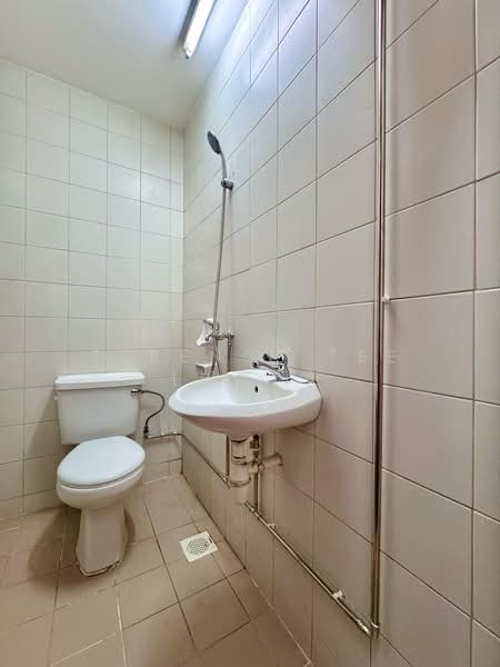 Costa Rhu, 5 Rhu Cross, 2 Bedrooms, 1,335 sqft, Condominium For Sale, by Terence Tee (郑志翔), 500178818 - Yard Bathroom - PropertyGuru.com.sg