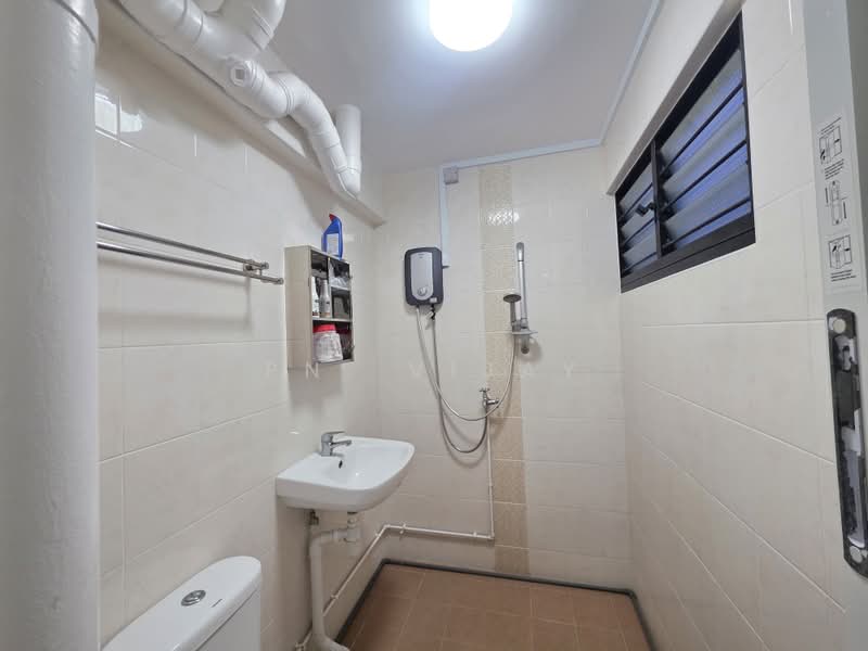 204 Serangoon Central, 204 Serangoon Central, 3 Bedrooms, 904 sqft, HDB Flat For Sale, by PN. Vijay, 500178843 - Bathroom - PropertyGuru.com.sg