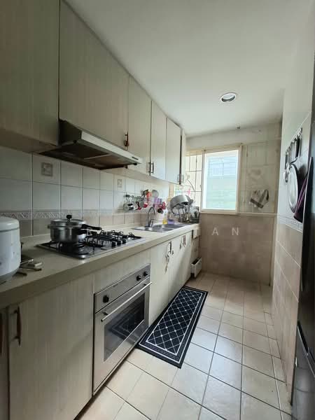 Yishun Emerald, 32 Canberra Drive, 2 Bedrooms, 1,141 sqft, Condominium For Rent, by Tricia Tan, 500178910 - Kitchen - PropertyGuru.com.sg