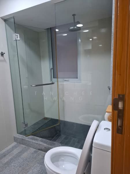 8 @ Mount Sophia, 8 Mount Sophia, 1 Bedroom, 861 sqft, Condominium For Rent, by Tan Chee Hwang, 500178911 - Bathroom - PropertyGuru.com.sg