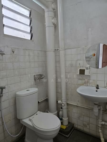 114 Jurong East Street 13, 114 Jurong East Street 13, 3 Bedrooms, 220 sqft, HDB Flat For Rent, by Tan Chee Hwang, 500178924 - Bathroom - PropertyGuru.com.sg