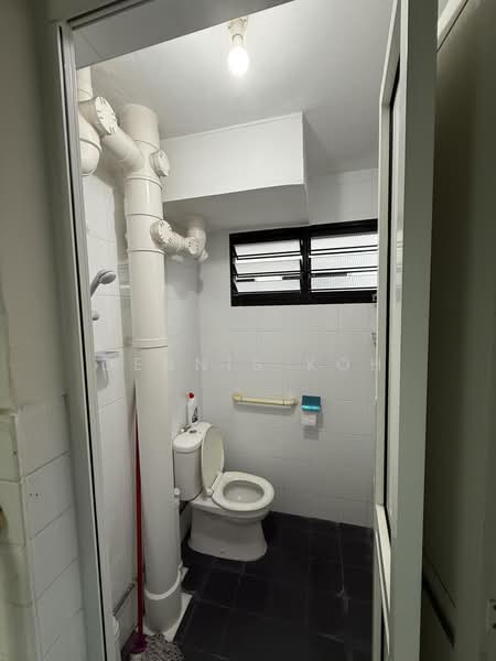 404 Ang Mo Kio Avenue 10, 404 Ang Mo Kio Avenue 10, 2 Bedrooms, 721 sqft, HDB Flat For Sale, by Dennis Koh, 500178957 - Bathroom - PropertyGuru.com.sg