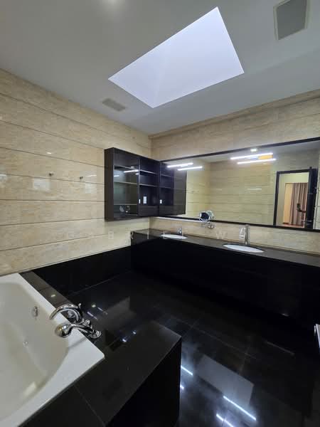 ♥️ BISHOPSGATE GOOD CLASS BUNGALOW NEAR CHATSWORTH ORCHARD RD ♥️, , 8 Bedrooms, 9,000 sqft, Good Class Bungalow For Rent, by Gabriel Wu, 500178974 - Bathroom - PropertyGuru.com.sg