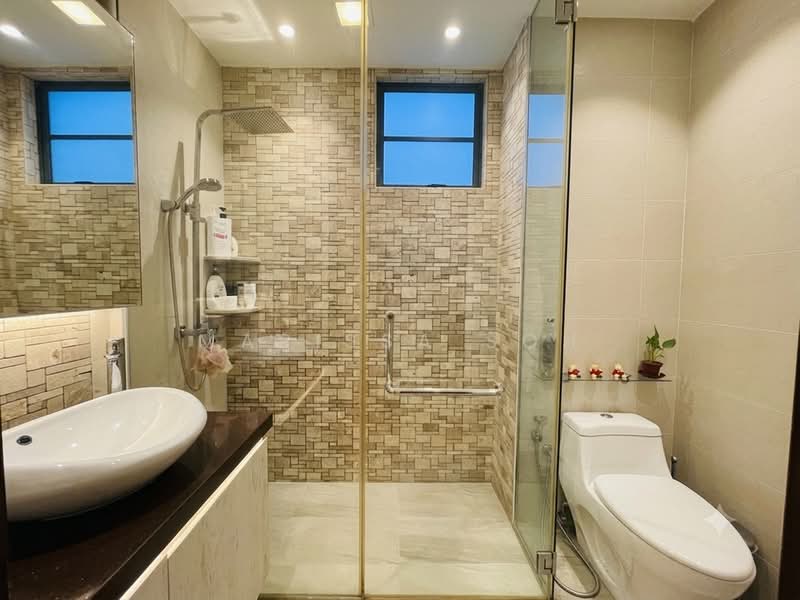 Tanglin Regency, 381 Tanglin Road, 3 Bedrooms, 1,292 sqft, Condominium For Sale, by Marissa Soh, 500179041 - Master Bathroom - PropertyGuru.com.sg
