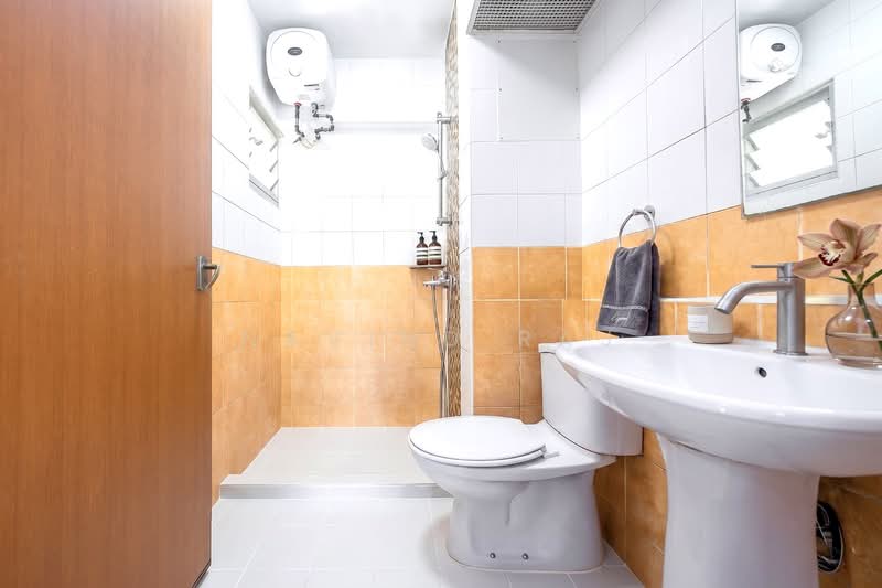 62A Strathmore Avenue, 62A Strathmore Avenue, 3 Bedrooms, 969 sqft, HDB Flat For Sale, by Navind Raj, 500179046 - Bathroom - PropertyGuru.com.sg