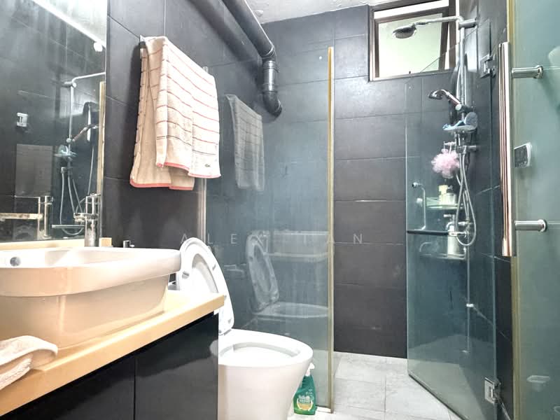 276 Toh Guan Road, 276 Toh Guan Road, 3 Bedrooms, 1,076 sqft, HDB Flat For Sale, by Alex Tan, 500179080 - Bathroom - PropertyGuru.com.sg
