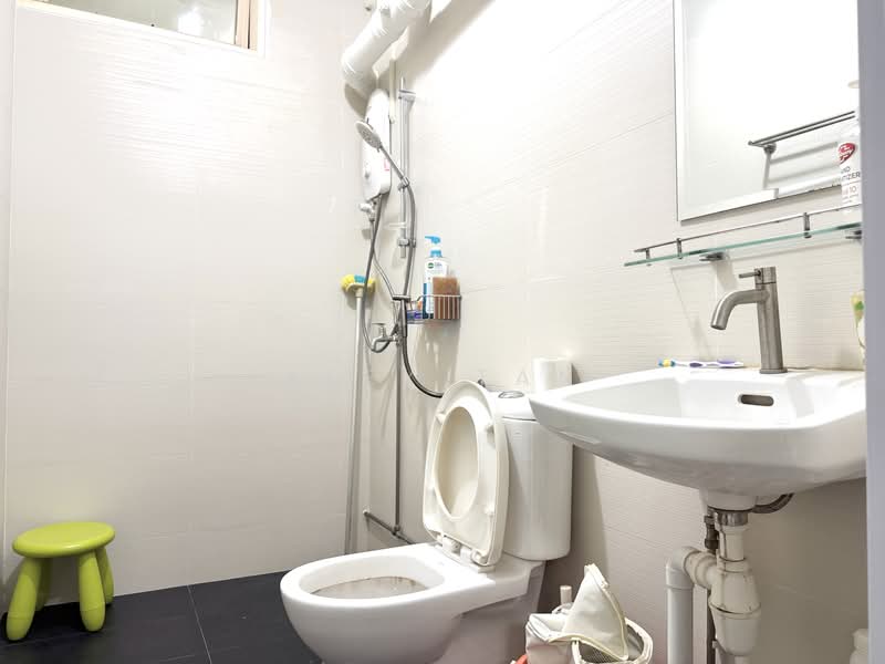 276 Toh Guan Road, 276 Toh Guan Road, 3 Bedrooms, 1,076 sqft, HDB Flat For Sale, by Alex Tan, 500179080 - Bathroom - PropertyGuru.com.sg