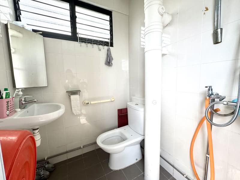 223 Serangoon Avenue 4, 223 Serangoon Avenue 4, 2 Bedrooms, 721 sqft, HDB Flat For Sale, by Sera Ong, 500179133 - Bathroom - PropertyGuru.com.sg