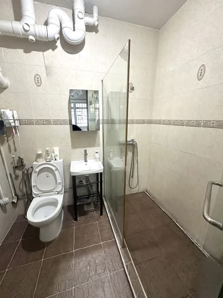 370 Woodlands Avenue 1, 370 Woodlands Avenue 1, 4 Bedrooms, 1,323 sqft, HDB Flat For Sale, by Yeong Wei Jian, 500179142 - Master Bathroom - PropertyGuru.com.sg