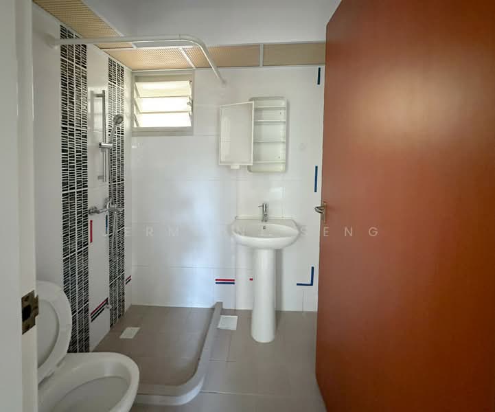 312B Clementi Avenue 4, 312B Clementi Avenue 4, 2 Bedrooms, 743 sqft, HDB Flat For Rent, by Jermaine Seng, 500179162 - Bathroom - PropertyGuru.com.sg