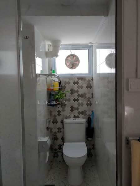 111 Lorong 1 Toa Payoh, 111 Lorong 1 Toa Payoh, Room Rental, 100 sqft, HDB Flat For Rent, by Leon Lee, 500179163 - Bathroom - PropertyGuru.com.sg