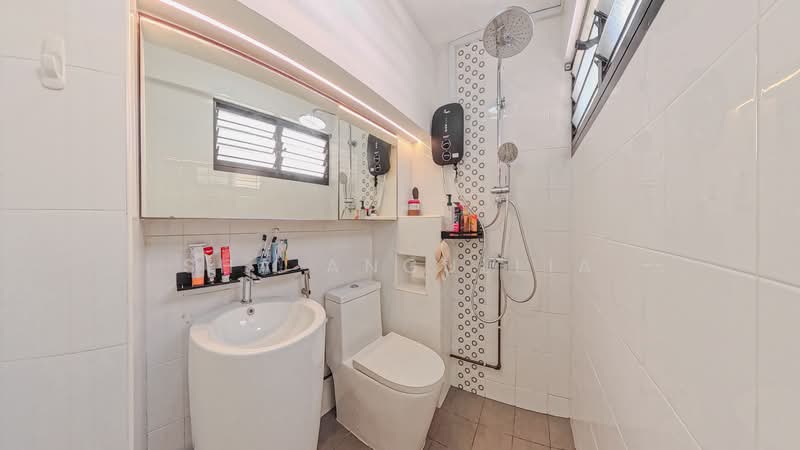 217 Tampines Street 23, 217 Tampines Street 23, 3 Bedrooms, 1,001 sqft, HDB Flat For Sale, by Sha Angullia, 500179185 - Bathroom - PropertyGuru.com.sg