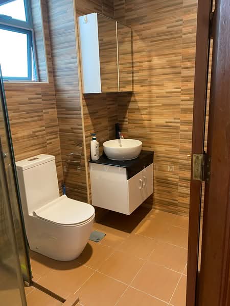 Pinewood Terrace, Pinewood Grove, 5 Bedrooms, 3,855 sqft, Terraced House For Sale, by Kleeve Lim, 500179218 - Bathroom - PropertyGuru.com.sg