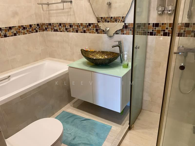 Pinewood Terrace, Pinewood Grove, 5 Bedrooms, 3,855 sqft, Terraced House For Sale, by Kleeve Lim, 500179218 - Bathroom - PropertyGuru.com.sg