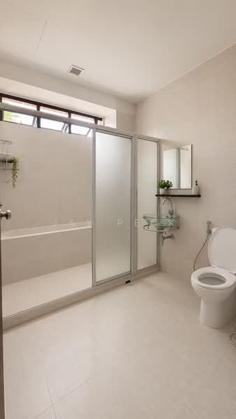❤️ FH below $1490PSF ❤️ Near Good School!, , 6 Bedrooms, 3,555 sqft, Semi-Detached House For Sale, by JAY PECK, 500179243 - Bathroom - PropertyGuru.com.sg
