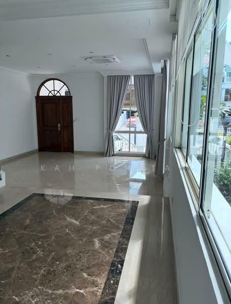 University Park, University Walk, 5 Bedrooms, 2,800 sqft, Semi-Detached House For Rent, by Kah Poh Tay, 500179274 - Entrance & view of living area - PropertyGuru.com.sg